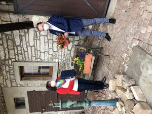 Die Vorsitzende des Gemeindeverbandes Claudia Maschemer gratuliert zur gewonnenen Wahl