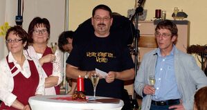 Bild v.L. Petra Braun, Dagmar Faßig, Michael Schaller und Alfred Heil – im Hintergrund „Majiken“ Ken Legendre